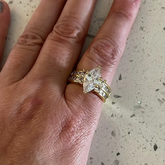 Gorgeous multi carat gold plated faux diamond ring wms sz 8 3/4 ish - Picture 3 of 13